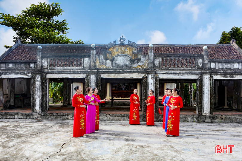 CLB Dân ca ví, giặm xã Kim Song Trường tập luyện bên sân Đình làng Trường Lưu. b1.jpg