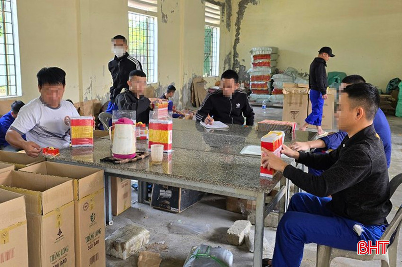 Các học viên tham gia sản xuất hàng vàng mã. z5241545985527_971fe8c5e0454136adc268e8916eab1e.jpg