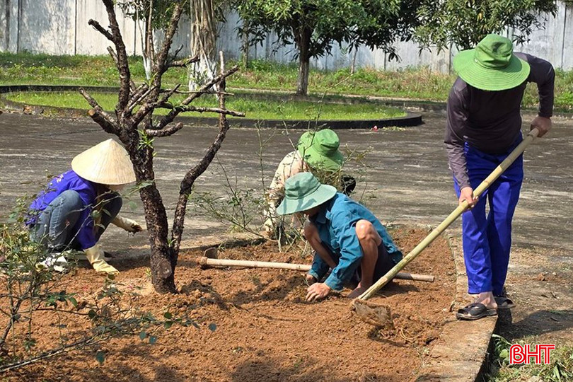 Các học viên chăm chỉ lao động, làm vệ sinh trong khuôn viên trung tâm. z5241545999194_60edfa3a04c86fc73d3c601dbee509b4.jpg