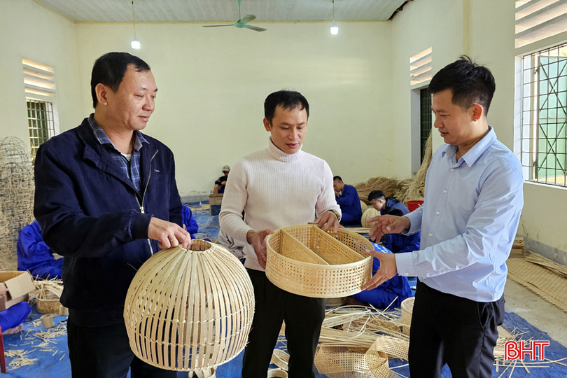 Lãnh đạo Trung tâm Chữa bệnh - Giáo dục - Lao động xã hội Hà Tĩnh giới thiệu với phóng viên các sản phẩm của học viên sẽ được xuất khẩu sang các nước châu Âu. z5241124489953_f3bbf70e8a34cfafbcc71477f73b8752.jpg