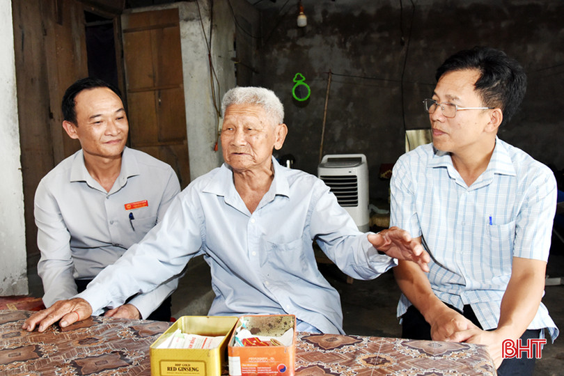 Cụ Nguyễn Văn Huệ hào hứng kể về chiến dịch Điện Biên Phủ. a2.jpg