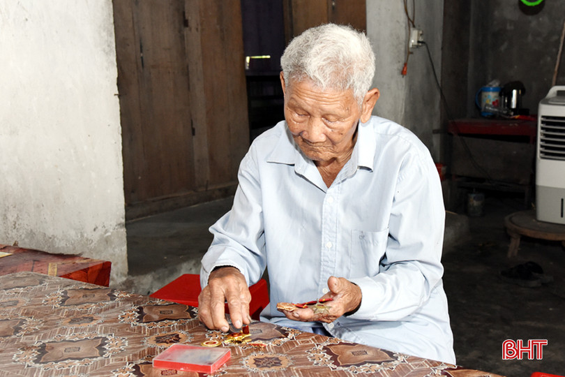 CCB Nguyễn Văn Huệ với những tấm huy hiệu do Đảng và Nhà nước trao tặng. a1.jpg