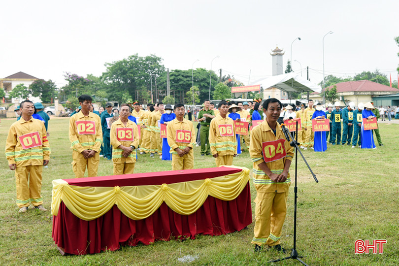 Các đội trải qua 2 phần thi gồm lý thuyết và thực hành. Phần thi lý thuyết diễn ra với những câu hỏi - đáp về kiến thức PCCC và cứu nạn, cứu hộ. Trong ảnh: Phần thi lý thuyết của đội xã Kỳ Bắc.