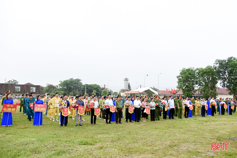 Hội thi có sự tham gia của 13 đội đến từ các tổ liên gia an toàn phòng cháy chữa cháy (PCCC) tại các xã trên địa bàn huyện Kỳ Anh. Mỗi đội gồm 8 thành viên. Trong ảnh: BTC trao cờ lưu niệm cho các đội tham gia.