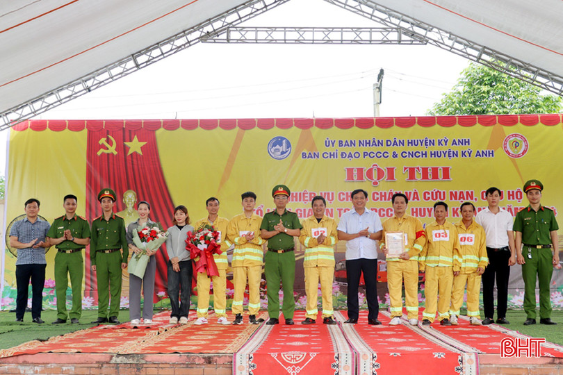 Kết thúc hội thi, BTC trao giải nhất cho đội xã Kỳ Tiến; giải nhì cho đội xã Lâm Hợp; giải ba cho các đội xã Kỳ Sơn và đội xã Kỳ Tân. Trong ảnh: BTC trao giải nhất cho đội xã Kỳ Tiến.