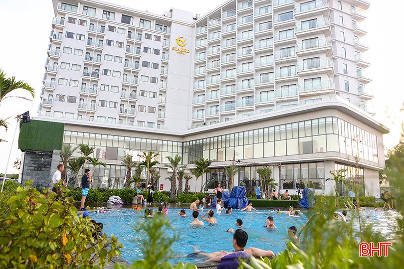 Hệ thống cơ sở lưu trú của KDL Thiên Cầm không ngừng được đầu tư khang trang hiện đại đáp ứng nhu cầu của du khách. Trong ảnh: Du khách sử dụng bể bơi tại khách sạn Seabird. a15