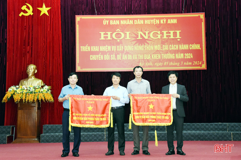 Lãnh đạo Sở GTVT, Sở Nội vụ trao cờ thi đua của UBND tỉnh cho các tập thể. 18.jpg