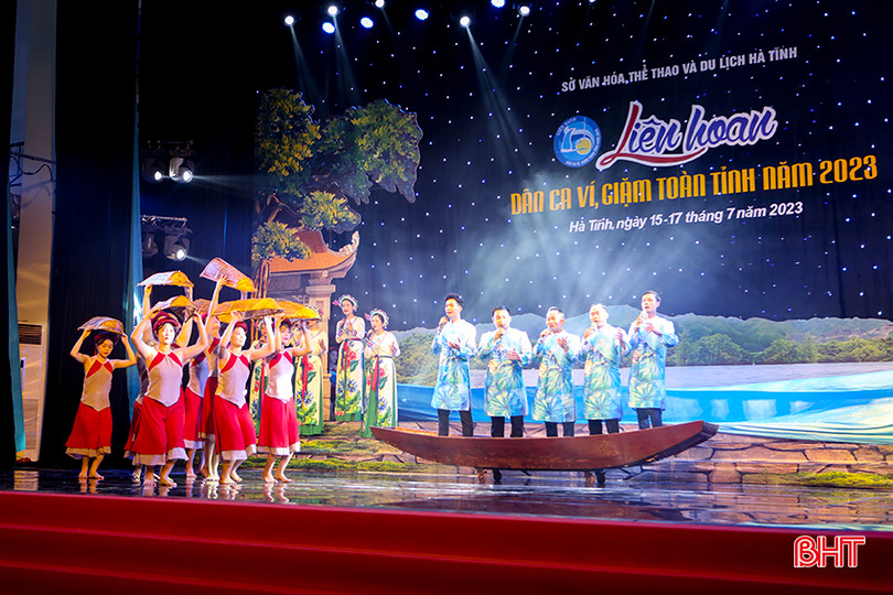 Tiết mục “Con thuyền ví, giặm” do CLB dân ca ví, giặm xã Cẩm Mỹ (Cẩm Xuyên) biểu diễn tại Liên hoan Dân ca ví, giặm toàn tỉnh 2023. b1.jpg