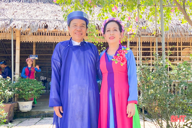 Vợ chồng NNND Vũ Thị Thanh Minh và NNƯT Phạm Thế Nhuần trong một chuyến lưu diễn đầu năm 2024. b5.jpg