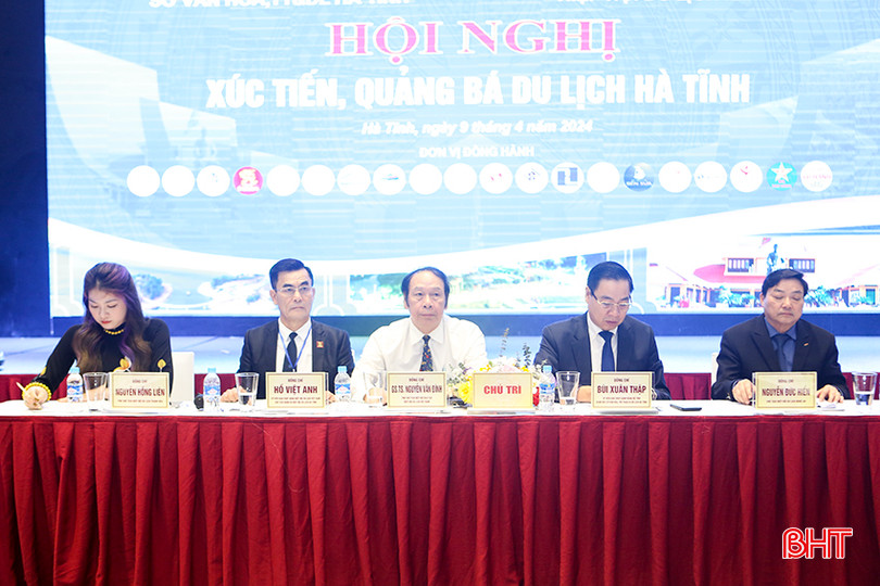 GS.TS Nguyễn Văn Đính (thứ 3 từ trái sang) đồng chủ trì Hội nghị Xúc tiến, quảng bá du lịch Hà Tĩnh năm 2024. b2.jpg