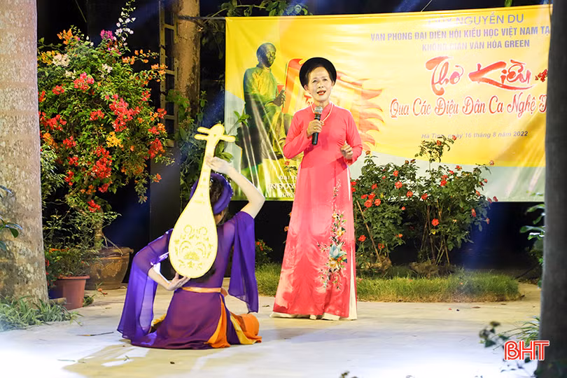 Nghệ sĩ nhân dân Vũ Thị Thanh Minh biểu diễn tại chương trình Thơ Kiều qua các làn điệu dân ca ví, giặm Nghệ Tĩnh.
