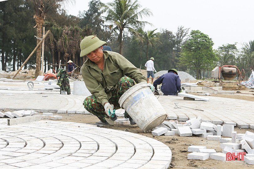 Dự án nâng cấp quảng trường biển Xuân Thành (Nghi Xuân) đang được đẩy nhanh tiến độ, phục vụ khai trương du lịch biển năm 2024. a4.jpg