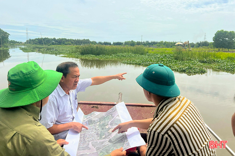 Ông Lê Danh Cương cùng cán bộ TP Hà Tĩnh khảo sát hệ sinh thái khu vực sông Đông thuộc phường Thạch Linh (TP Hà Tĩnh). a6.jpg