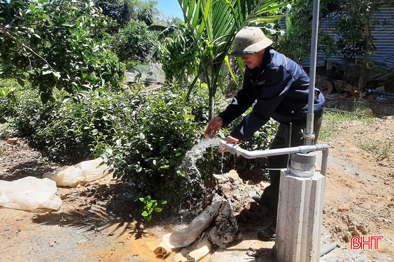Được Xí nghiệp Chè 12/9 hỗ trợ 5 triệu đồng, gia đình anh Phạm Đình Lâm (thôn Trung Sơn, xã Kỳ Trung) vừa đầu tư 20 triệu đồng khoan giếng tưới cho hơn 20 sào chè. A7.jpg