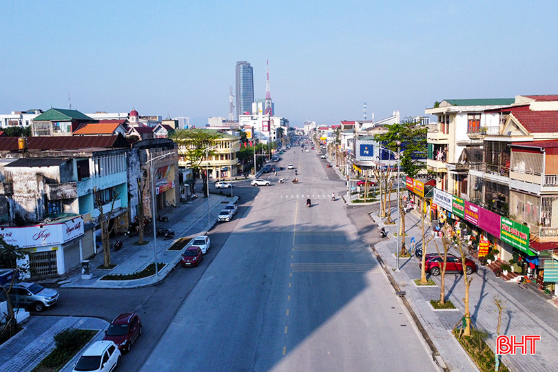 Đường Phan Đình Phùng (TP Hà Tĩnh) rộng rãi, khang trang ngày nay. a2.jpg