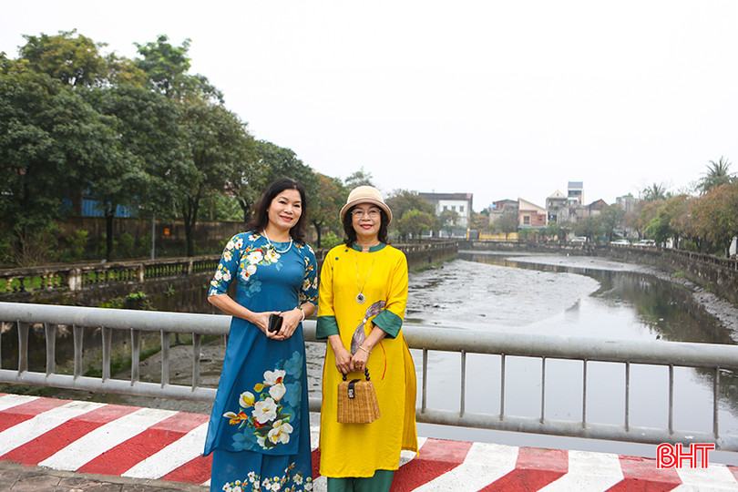 Chị Võ Thị Vân (bên trái)- Bí thư Chi bộ TDP1 phường Nam Hà (TP Hà Tĩnh) và người bạn thuở thiếu niên cùng ôn lại kỷ niệm tuổi thơ bên Hào Thành. a5.jpg