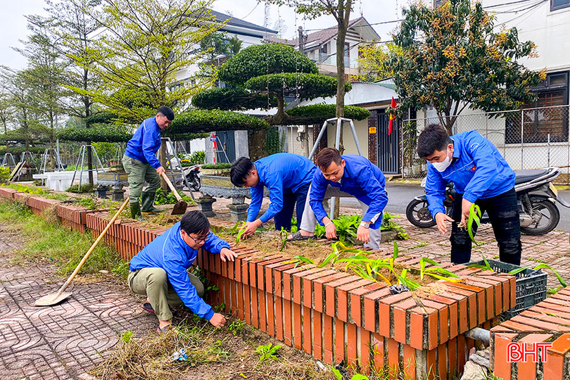 Tuổi trẻ phường Thạch Quý (TP Hà Tĩnh) lao động cải tạo khuôn viên sân vận động của phường. a6.jpg
