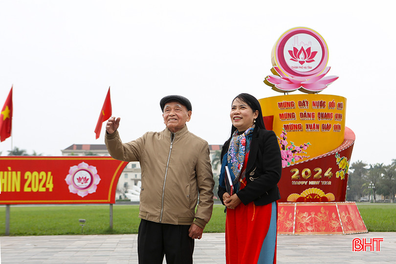 Ông Hồ Văn Hiếu - nguyên Bí thư Thị ủy Thị xã Hà Tĩnh trò chuyện với tác giả về sự đổi thay của TP Hà Tĩnh. b2.jpg