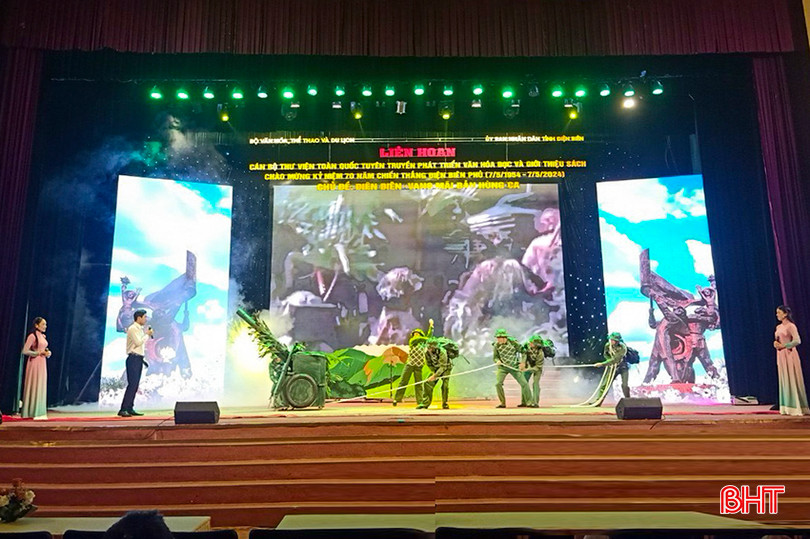 Tiết mục giới thiệu cuốn sách "Điện Biên Phủ - Khúc tráng ca vang mãi" của đoàn Hà Tĩnh được tái hiện bằng hình ảnh về trận địa kéo pháo trong chiến dịch Điện Biên Phủ năm 1954. a213.jpg