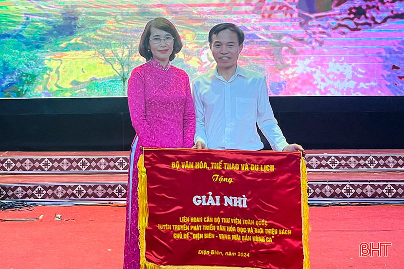 Đại diện Thư viện Hà Tĩnh nhận giải nhì chung cuộc tại Liên hoan. b2.jpg