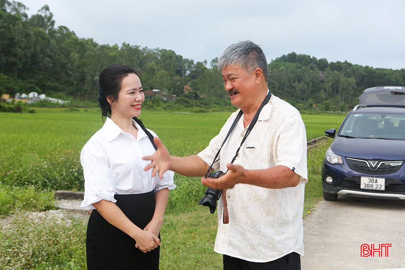 Ông Dương Minh Bình trao đổi với bà Võ Thị Thu Hiền (Trưởng phòng Quản lý du lịch - Sở VH-TT&DL Hà Tĩnh) về những hướng đi trong phát triển du lịch nông nghiệp, nông thôn ở Hà Tĩnh. a7.jpg