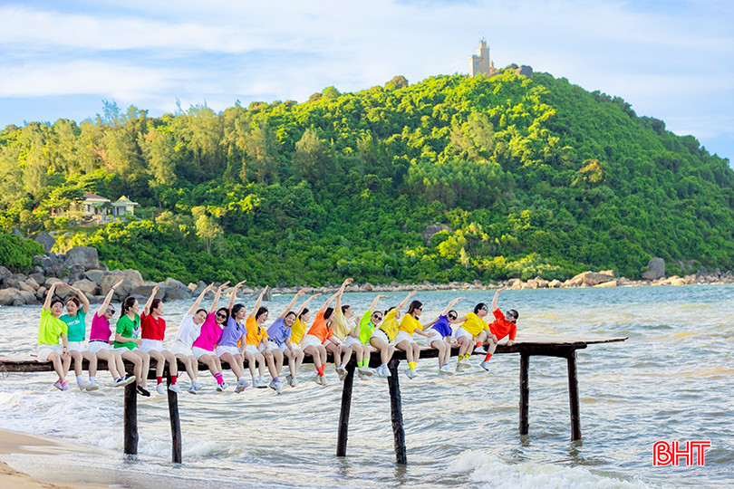 Du khách check in cầu tàu tại KDL sinh thái Quỳnh Viên. a3.jpg