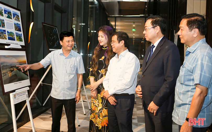 Phó Chủ tịch UBND tỉnh Lê Ngọc Châu giới thiệu về tiềm năng, lợi thế phát triển du lịch của Hà Tĩnh với các đại biểu tham dự Hội nghị xúc tiến, quảng bá du lịch Hà Tĩnh, dịp đầu tháng 4/2024. anh tin m.jpg