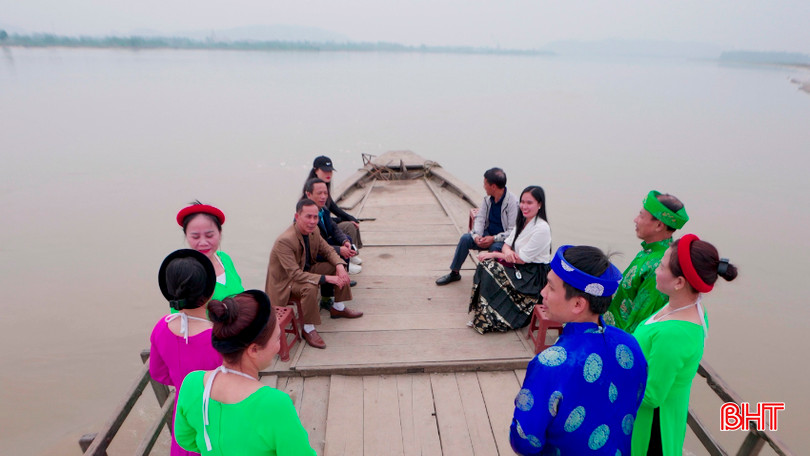 Du khách nghe hát dân ca ví, giặm trên sông La. b4.jpg