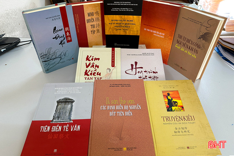 Bộ sách đồ sộ về Đại thi hào Nguyễn Du, Truyện Kiều và các danh nhân dòng họ Nguyễn Tiên Điền do Ban quản lý Khu di tích Nguyễn Du tổ chức biên soạn, xuất bản trong thời gian qua. a4.jpg