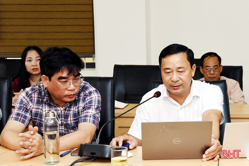 Chủ tịch Hội Nông dân huyện Kỳ Anh Phan Văn Duẫn nêu một số câu hỏi liên quan đến các chính sách tam nông với Thường trực Huyện ủy Kỳ Anh. 14.jpg