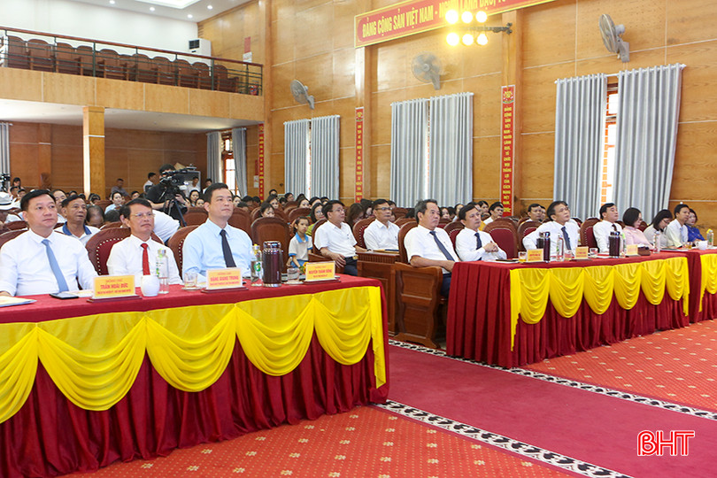Các đại biểu tham dự buổi lễ. a1.jpg
