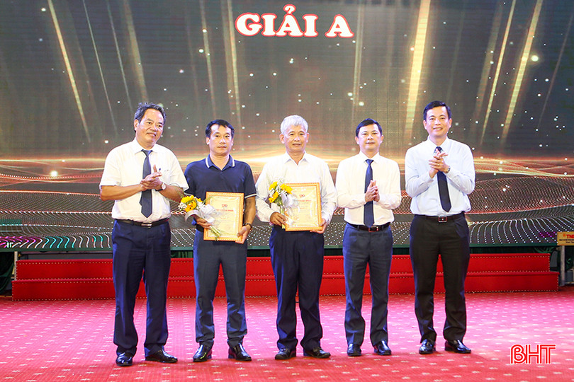 Trưởng ban Nội chính Tỉnh ủy Nguyễn Đình Hải, Phó Chủ tịch UBND tỉnh Lê Ngọc Châu và lãnh đạo huyện Đức Thọ trao giải A cho các tác giả. a4.jpg