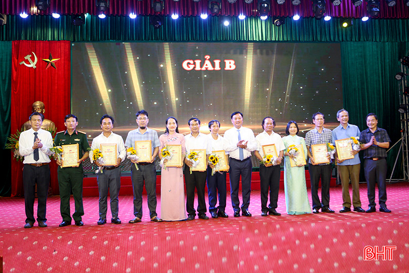 BTC giải B cho các tác giả đạt giải cuộc vận động sáng tác. a3.jpg
