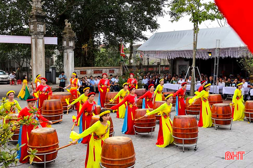 Sau khi Đền thờ Mai Hắc Đế được xếp hạng, xã Mai Phụ cũng đã tiến hành khôi phục lễ hội Vua Mai diễn ra hằng năm vào 12-13 tháng Giêng. Trong ảnh: Biểu diễn màn trống hội tại Lễ hội Vua Mai năm 2024. a6.jpg