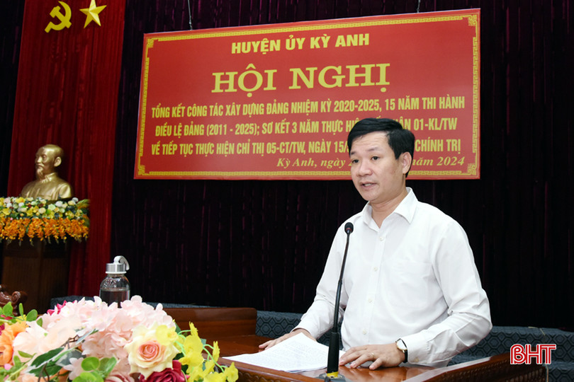 Phó Bí thư Thường trực Huyện ủy Trần Thành Nam báo cáo tổng kết công tác xây dựng Đảng. 12.jpg