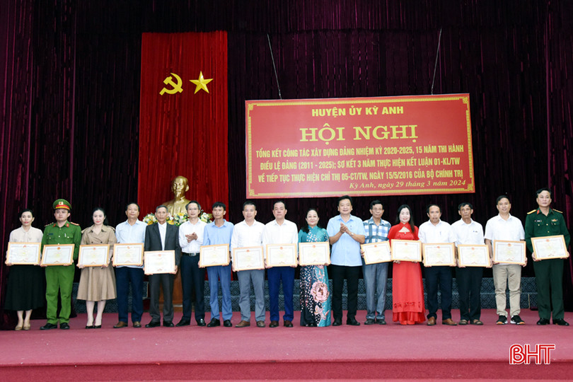 Phó Trưởng ban Tuyên giáo Tỉnh ủy Lê Văn Khánh và Bí thư Huyện ủy Kỳ Anh Hồ Huy Thành trao giấy khen cho các tập thể. 15.jpg