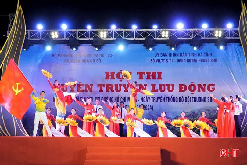 Tiết mục "Đảng đã cho ta cả mùa xuân" do Trung tâm Văn hóa - Điện ảnh Hà Tĩnh biểu diễn tại hội thi. b2.jpg