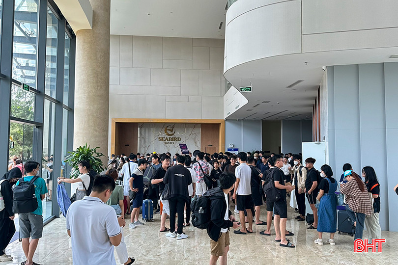 Du khách chờ check in tại khách sạn Seabird (KDL Thiên Cầm) trong kỳ nghỉ lễ 30/4 và 1/5. b2.jpg