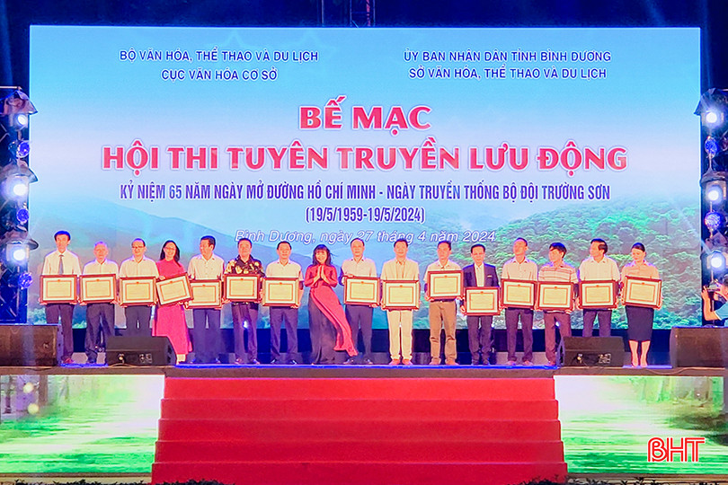 Đại diện đoàn Hà Tĩnh (thứ 8 từ phải sang) nhận bằng khen của Bộ VH-TT&DL. b1.jpg