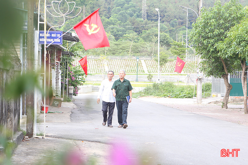 Ông Hoàng Đức Đại cùng cấp ủy chi bộ đi kiểm tra địa bàn. a4.jpg