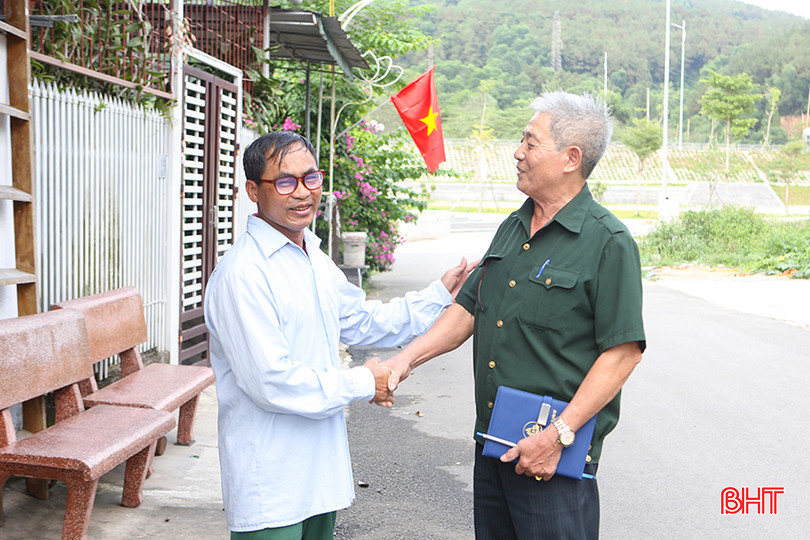 Ông Nguyễn Văn Thức trao đổi thân tình với người Bí thư chi bộ TDP Hoàng Đức Đại về công tác xây dựng đô thị văn minh ở trên địa bàn. a5.jpg