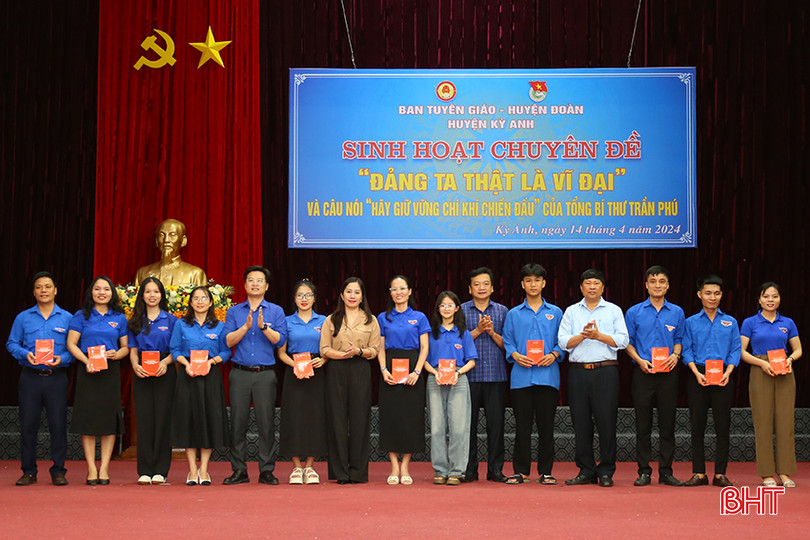 Dịp này, Ban tổ chức đã trao tặng cuốn sách về Tổng Bí thư Trần Phú cho các thành viên CLB Lý luận trẻ và ĐVTN tham gia chương trình. aIMG_1348.jpg