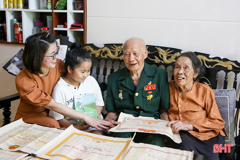 Cựu chiến binh Nguyễn Chí Kiên cùng vợ và con cháu, chắt ôn lại ký ức những ngày tham gia Chiến dịch Điện Biên Phủ. a1.jpg