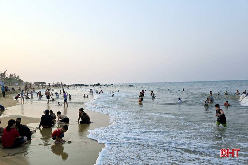 Bãi biển Kỳ Xuân sạch, nước trong xanh, thu hút đông đảo du khách tắm biển. 13.jpg
