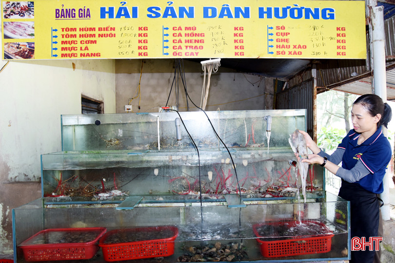 Nhà hàng ở Kỳ Xuân chuẩn bị nhiều loại hải sản tươi, ngon để phục vụ thực khách. 15.jpg
