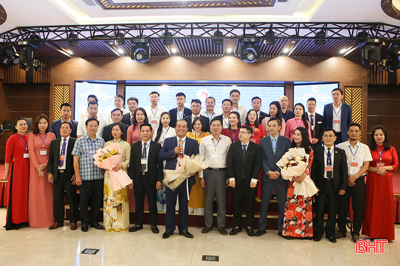 Lãnh đạo Sở VH-TT&DL tặng hoa chúc mừng BCH Hiệp hội du lịch Hà Tĩnh nhiệm kỳ 2024-2029. a8.jpg