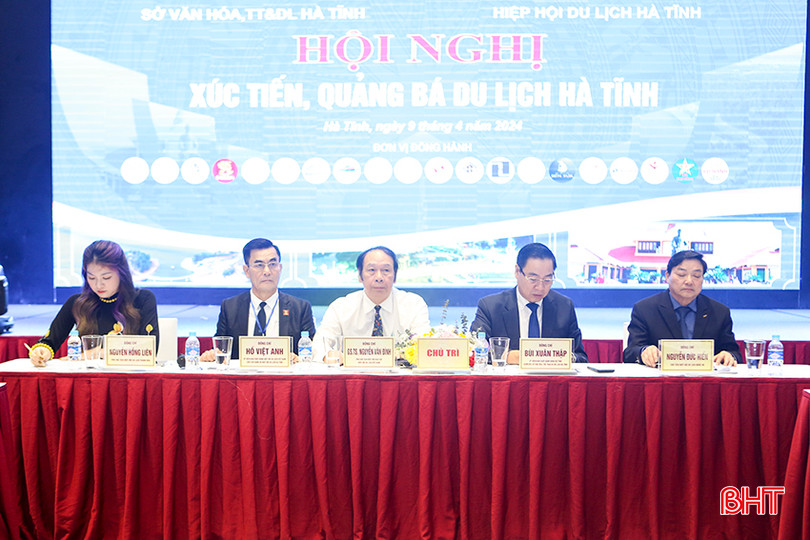 GS.TS Nguyễn Văn Đính – Phó Chủ tịch Hiệp hội đào tạo du lịch Việt Nam cùng đại diện lãnh đạo Sở Du lịch Nghệ An, Sở VH-TT&DL Hà Tĩnh, Hiệp hội Du lịch các tỉnh Thanh Hóa và Hà Tĩnh cùng chủ trì hội nghị. a2.jpg
