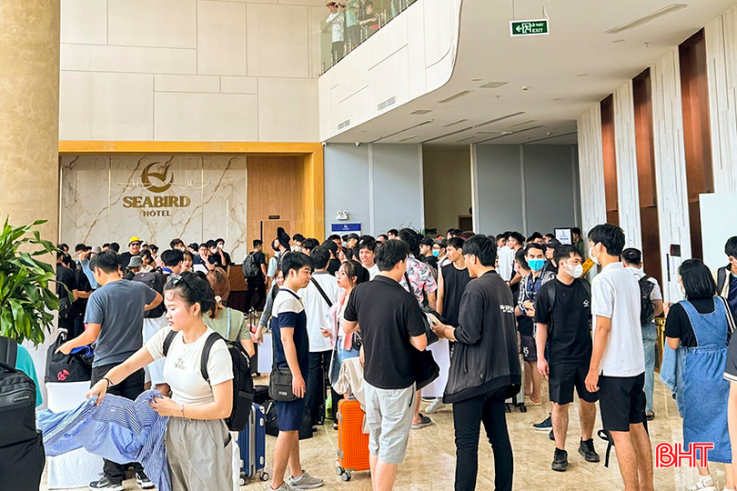 Du khách chờ check in tại khách sạn Seabird (KDL Thiên Cầm) trong dịp cuối tuần tháng 6/2024. a4.jpg