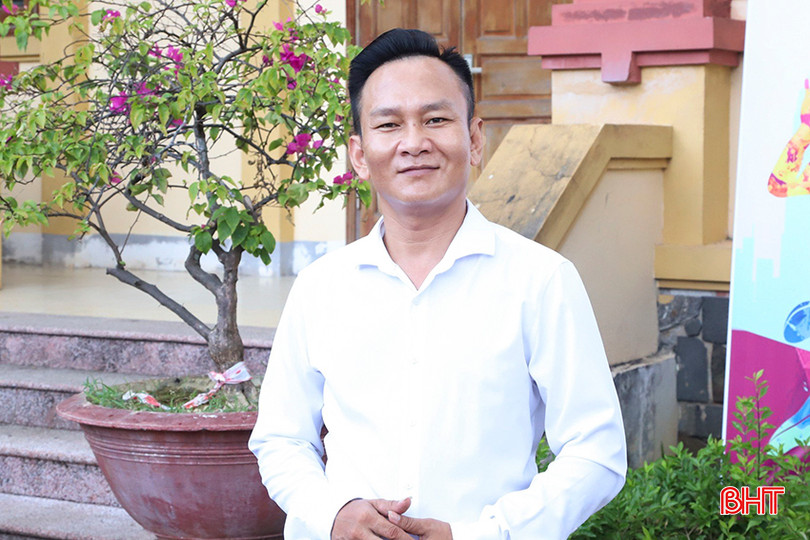 Anh Hoàng Thế Anh - Chủ nhiệm CLB Dân ca ví, giặm xã Nam Phúc Thăng. A1.jpg