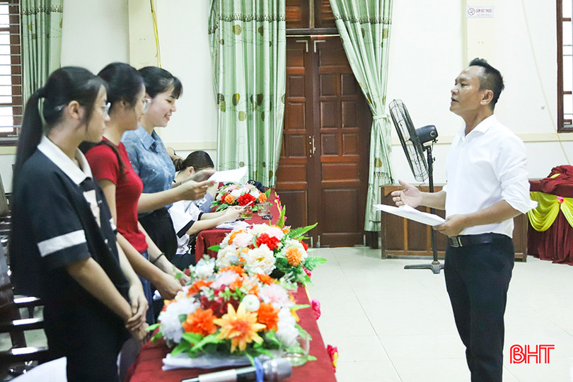 Một buổi tập luyện của CLB Dân ca ví, giặm xã Nam Phúc Thăng (Cẩm Xuyên) dưới sự hướng dẫn của anh Hoàng Thế Anh. a2.jpg